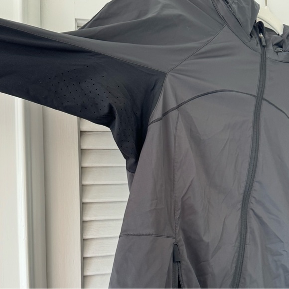 LuluLemon Black Athletic/Windbreaker - Picture 2 of 6